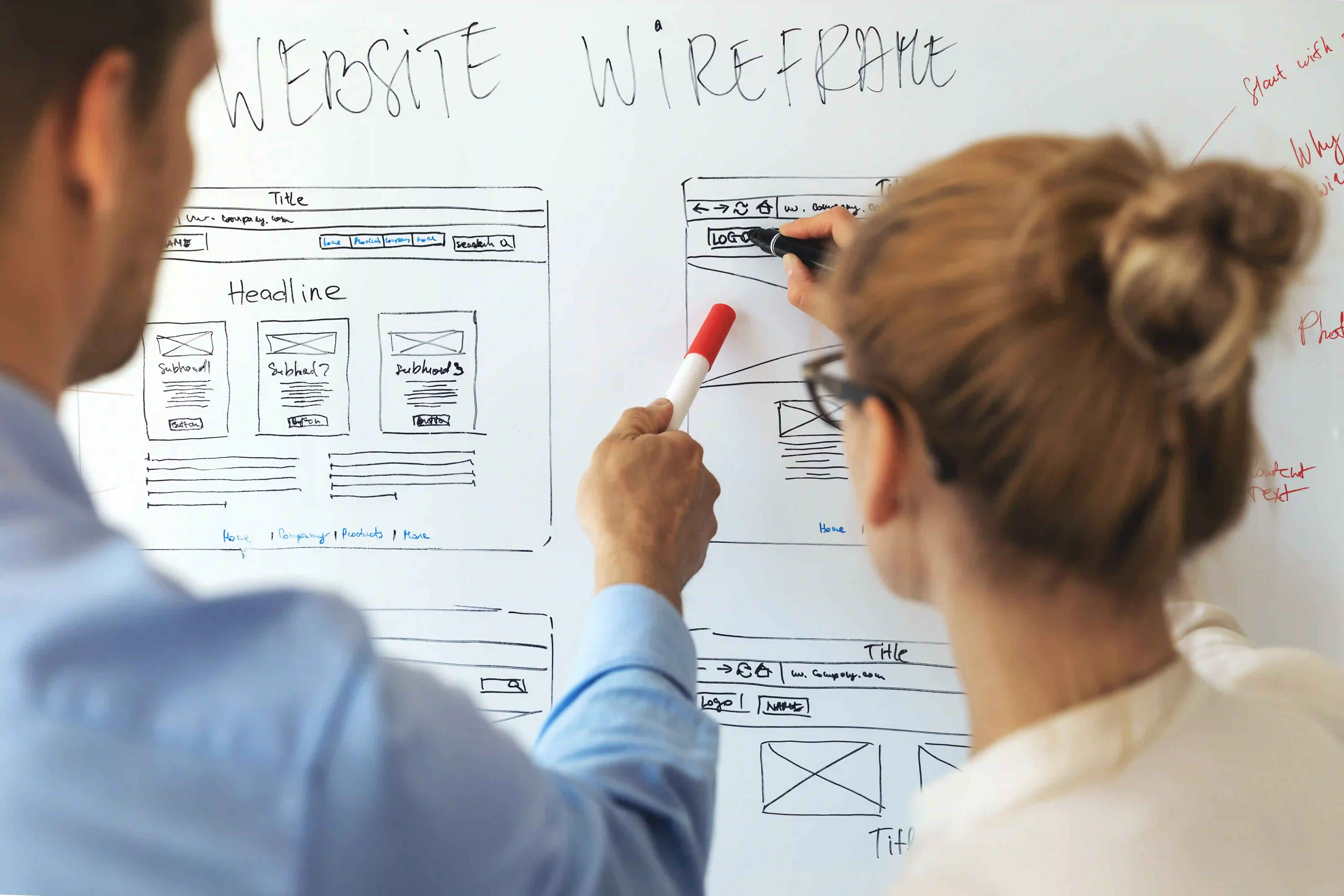 Deux personnes devant un tableau qui travaille dans l'ux ui